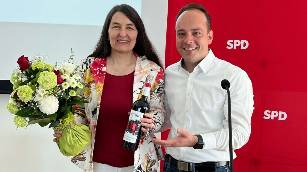 Maximilian Schmidt dankt Kirsten Lühmann für 20 Jahre Engagement im Vorstand der SPD im Landkreis Celle