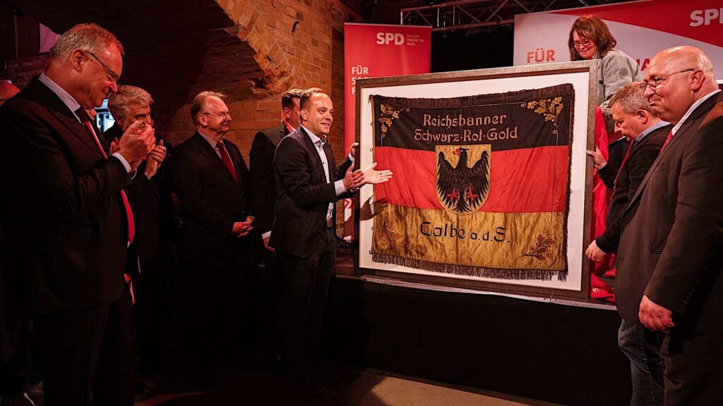 Maximilian Schmidt bei der Übergabe der Traditionsflagge des Reichsbanners Schwarz-Rot-Gold an die SPD Sachsen-Anhalt