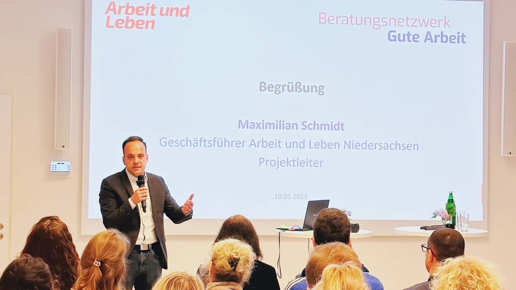 Maximilian Schmidt begrüßt die Beraterinnen und Berater der Beratungsstellen für mobile Beschäftigte in Hannover