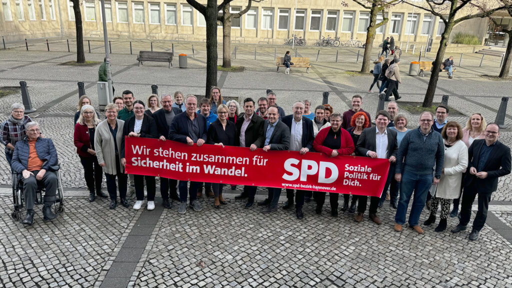Gruppenfoto des SPD-Bezirksvorstandes Hannover mit Stavros Christidis